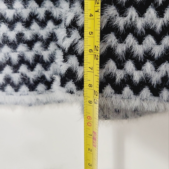Vita Milano Women's Black & White Chevron Pattern Fuzzy Knit A-Line Skirt Small - Picture 7 of 8